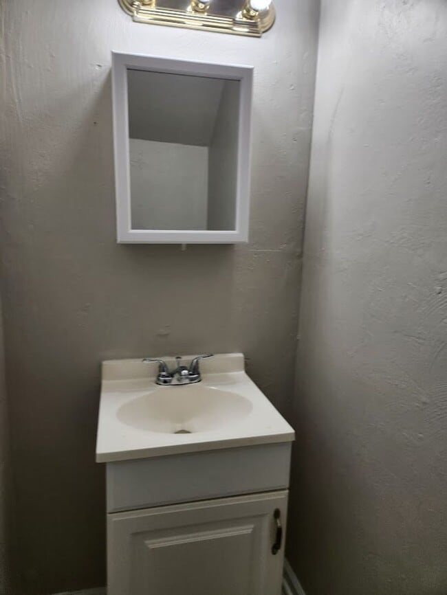 Building Photo - Newly Remodeled