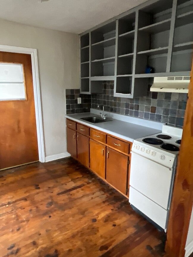 Building Photo - 2 bed 1 bath house- Walk to stadium!! April 20th!!!