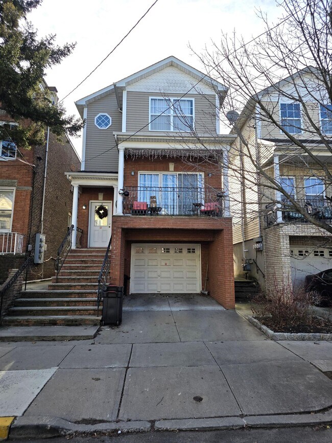 Building Photo - 28 W 17th St