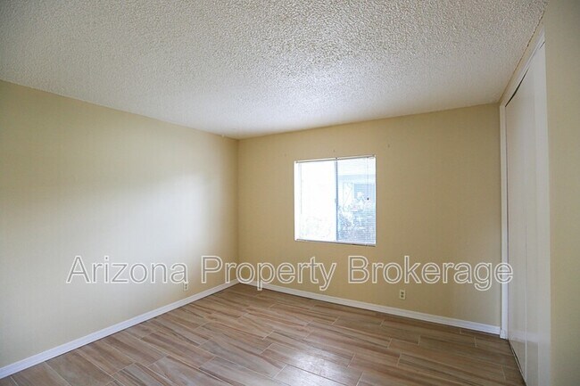 Building Photo - 2408 W Morten Ave