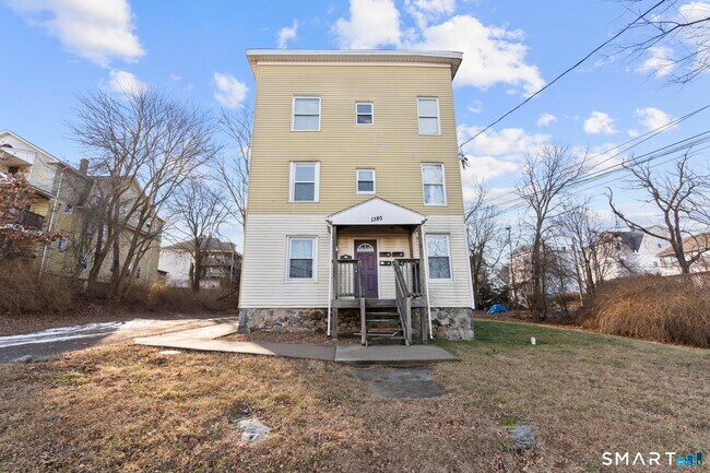 Building Photo - 1380 Bank St