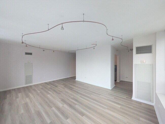 Building Photo - 33 W Ontario St