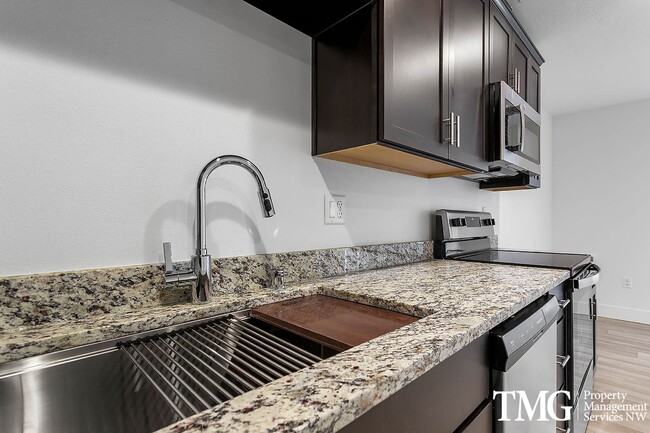 Building Photo - 1 MONTH FREE ON A 12 MONTH LEASE!