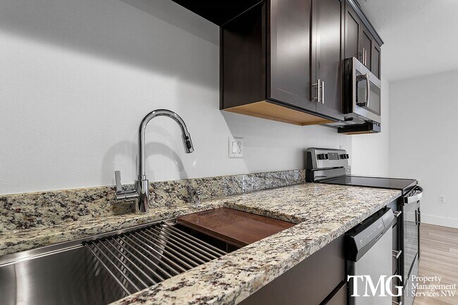 Building Photo - Modern townhome available June 1st!