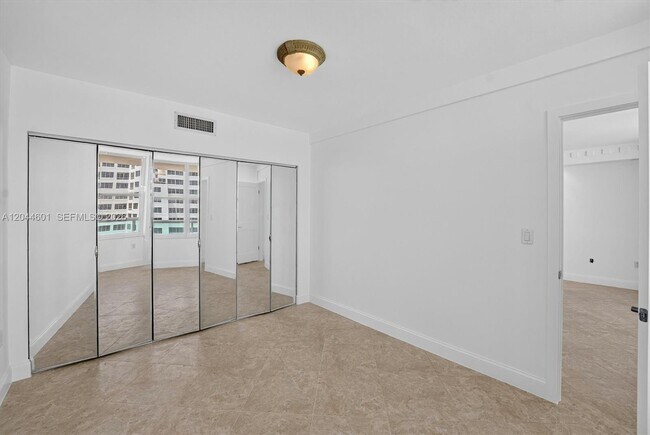 Building Photo - 5001 Collins Ave