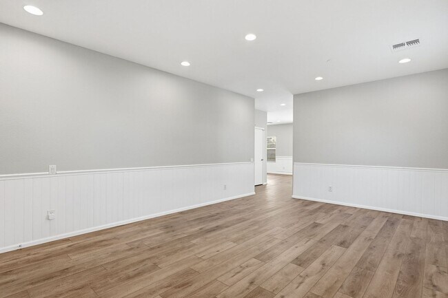 Building Photo - Spacious 4 Bedroom 2 Bath In Peoria with Pool and Sports Court
