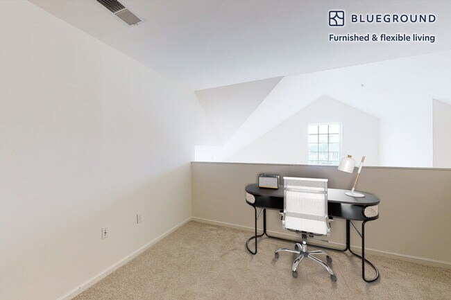 Building Photo - 1700 E 5th St