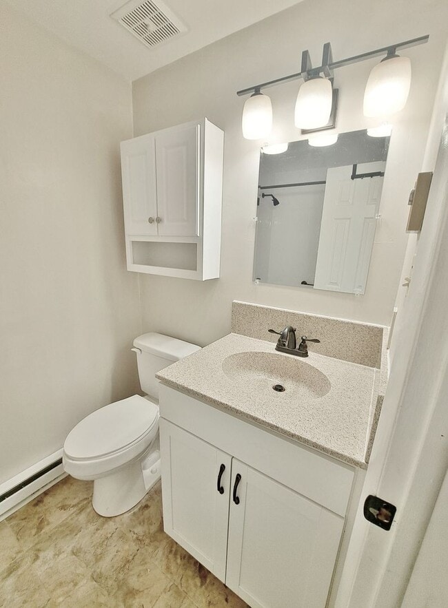 Building Photo - 3 Bed / 1-1/5 Bath Single Family Home w/Attached 2-Car Garage