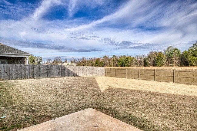 Building Photo - 13918 Brooks Dr