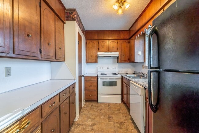 Building Photo - 6104 Meadowbrook Ln