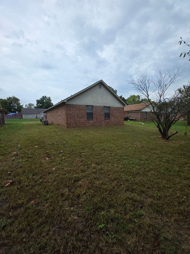 Building Photo - 614 E 23rd St