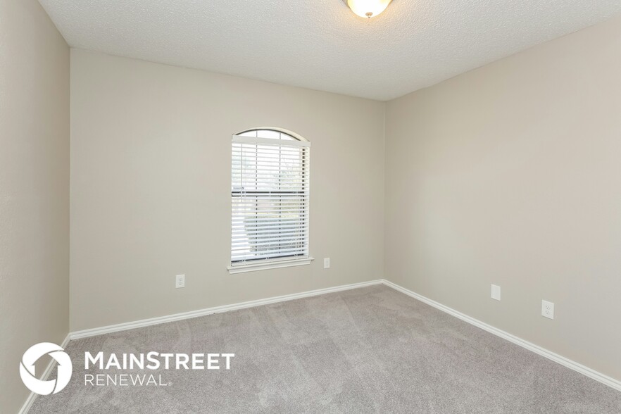 Building Photo - 521 Anglebluff Dr