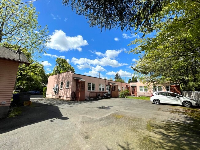 Building Photo - Vintage 1 Bedroom with Hardwood Floors, Close-In Location