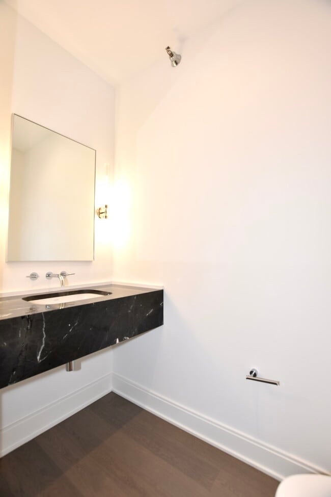 Building Photo - 60 E Randolph St