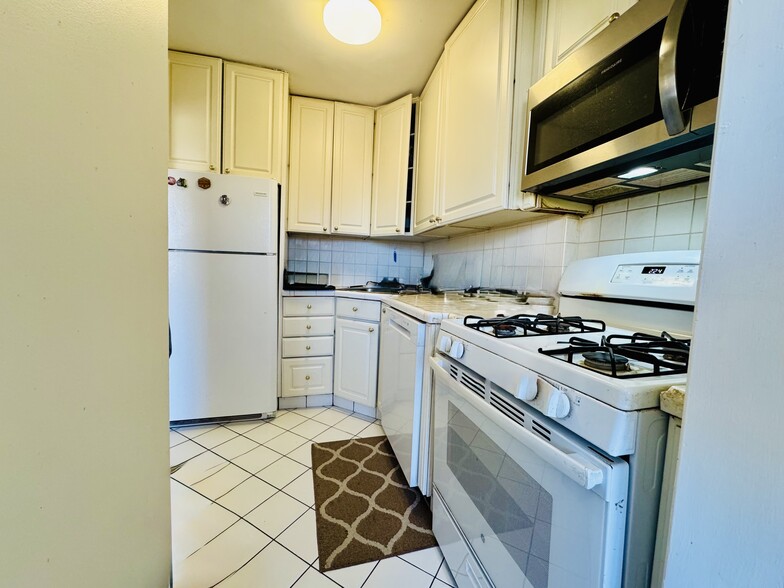 Building Photo - 225 Saint Pauls Ave