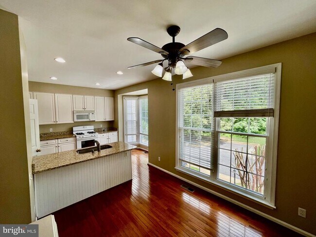 Building Photo - 7504 Lamoyne Ct