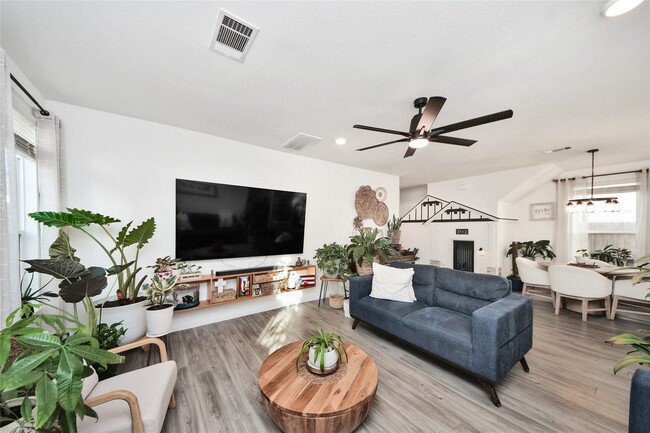 Building Photo - 25928 Chicory Dr