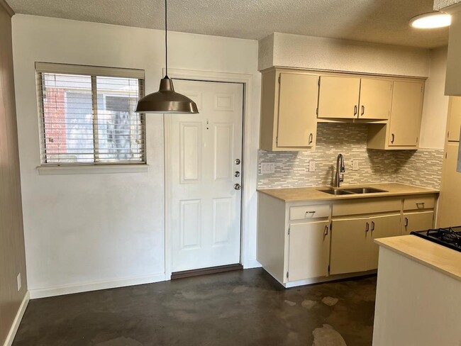 Building Photo - 8005 Pinedale Cove