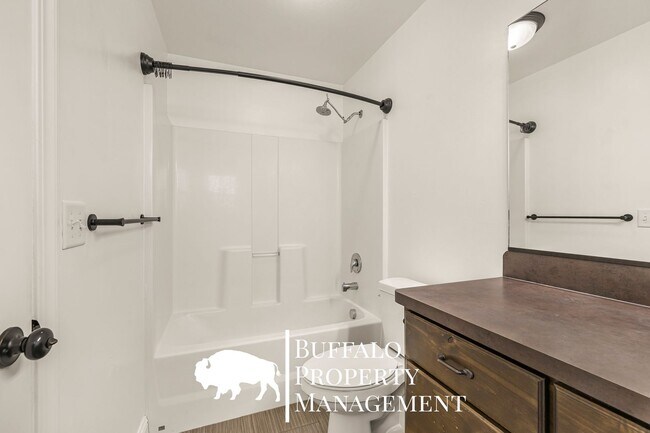 Building Photo - 4211 Roy Cir
