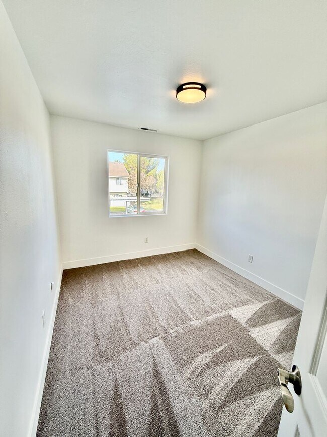 Building Photo - Remodeled 3-BR Lexington Townhome - End Unit