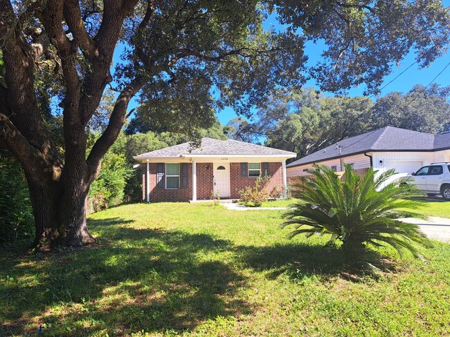 Charming 3/2 brick home with lawn mainten... - Charming 3/2  brick home with lawn mainten...