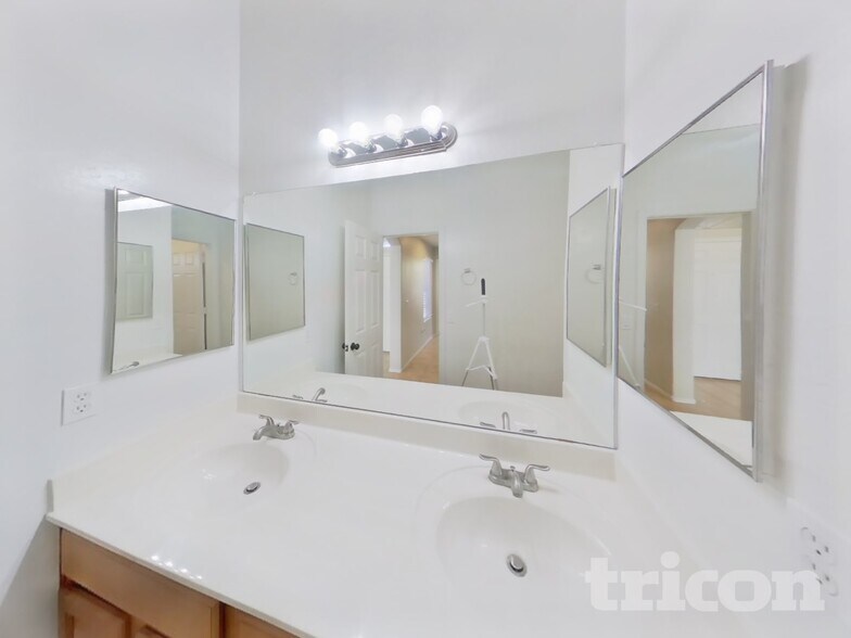 Building Photo - 8625 W Chickasaw St