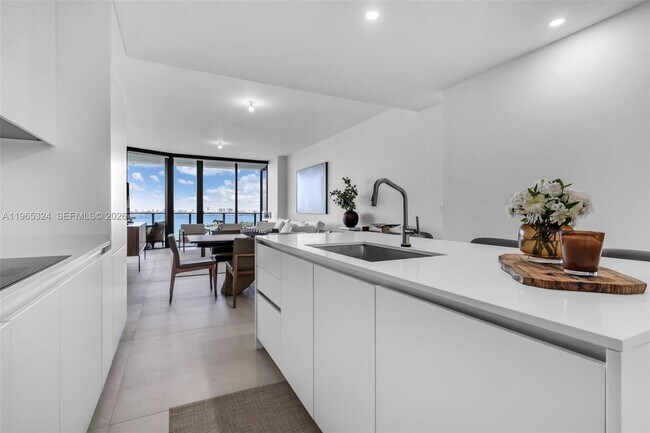 Building Photo - 700 NE 24th St