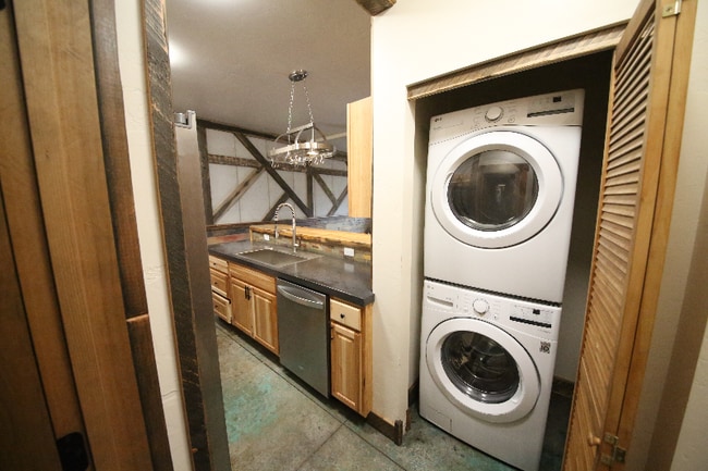 Building Photo - 751 Sun Pillar Loop