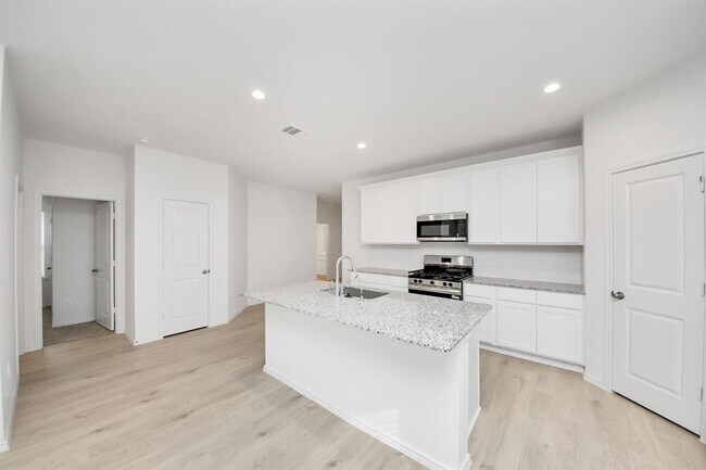 Building Photo - 5038 Balcolm Dr