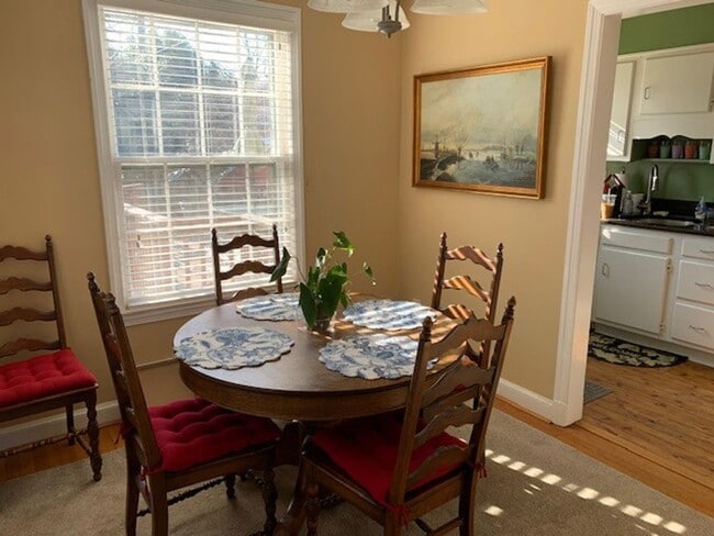 Building Photo - Beautiful 2 Bedroom 1 Bathroom End Unit, B...