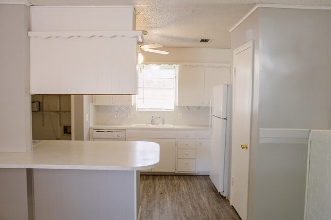 Building Photo - Cute, Clean and Central 3 bedroom 2 bathroom
