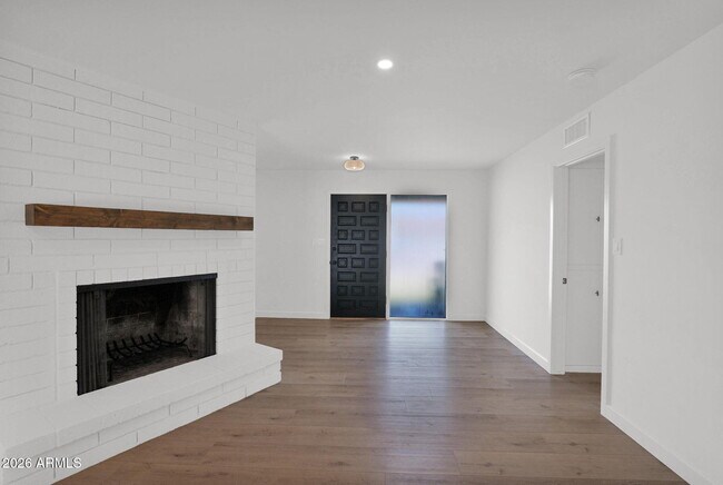 Building Photo - 501 W Seldon Ln