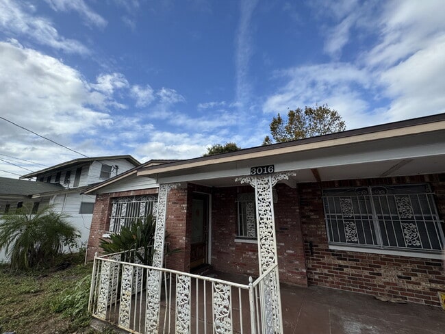 Building Photo - "Charming 1-Bedroom Retreat in Tampa - Cozy 650 Sq. Ft. Home Awaits!"