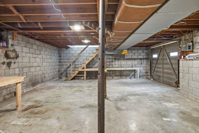 Building Photo - Donelson mid-mod ranch with full unfinished basement workshop, large yard, 3 BR 1 Bath, 20 minute...