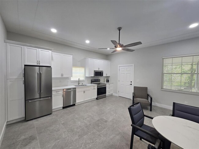Building Photo - 1600 Sunset Ln