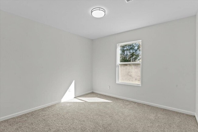 Building Photo - 359 Spruce Ln