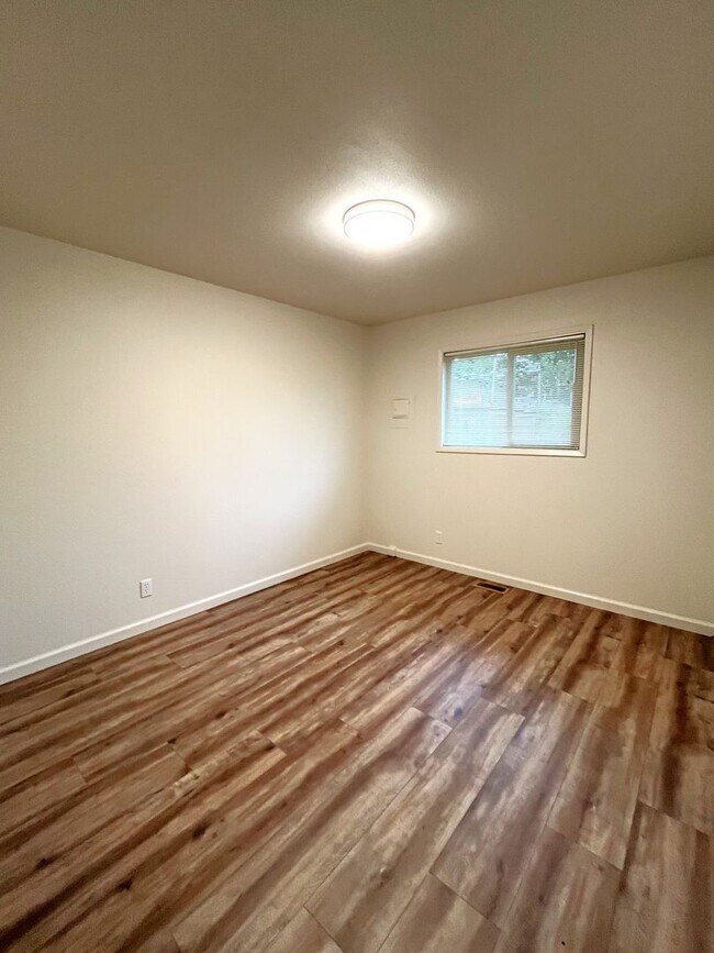 Building Photo - Updated 2-Bedroom Duplex in Fairhaven