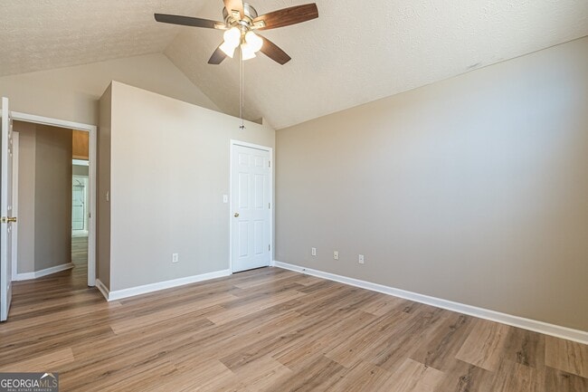 Building Photo - 5755 Lakeview Cir