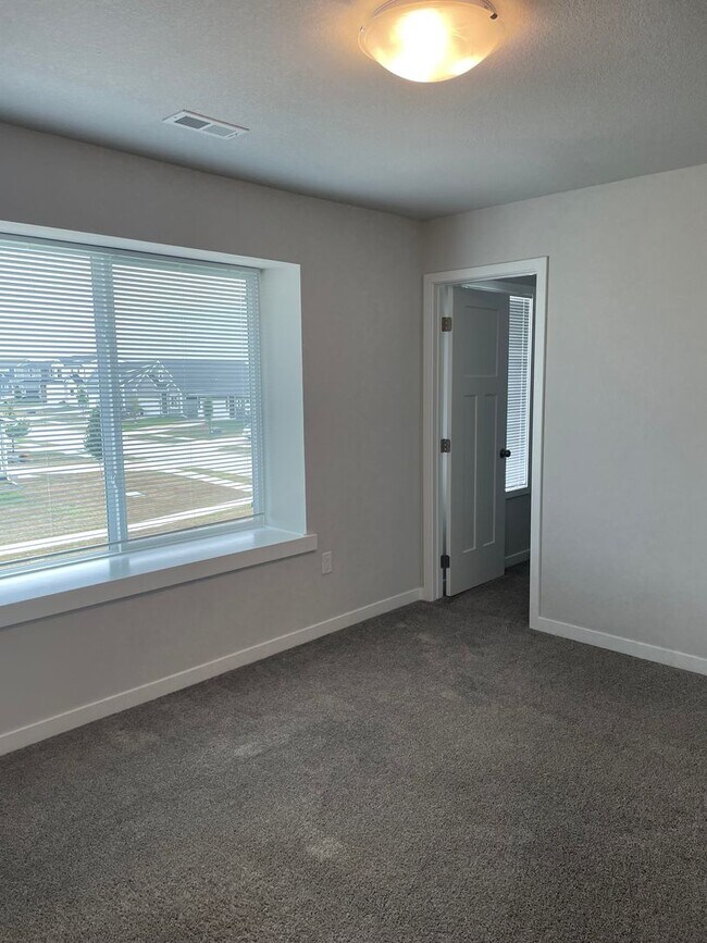 Building Photo - Beautiful! 3 bedroom 3 bathroom Single-Family Home in Urbandale, IA