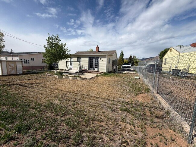 Building Photo - East Carbon House