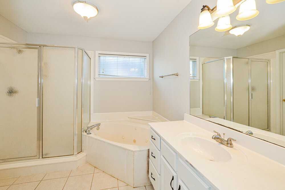 Building Photo - 1550 Far Dr