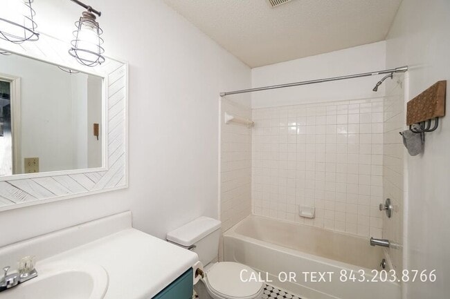 Building Photo - 2011 N Hwy 17