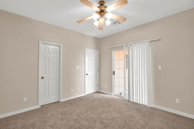 Building Photo - Adorable 3 bedroom 2.5 bath condo in Easts...