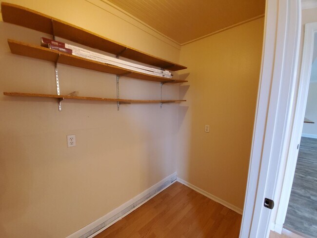 Building Photo - For Lease - Spacious 3 BR|1 BA Home, 10 Mi...