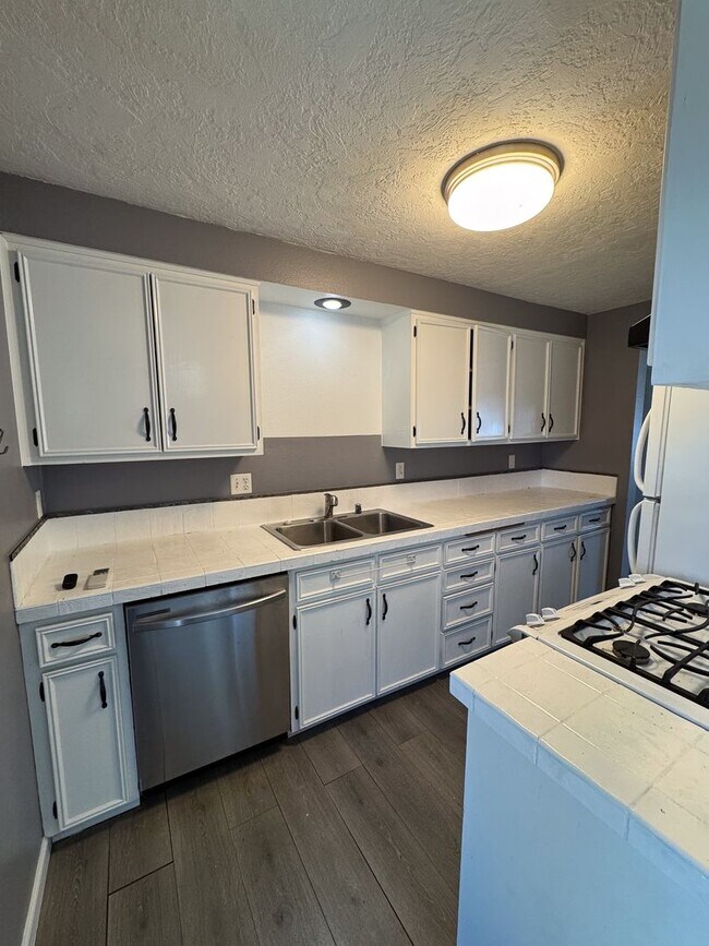 Building Photo - 3 Bedroom 1 Bath in Churchill Neighborhood