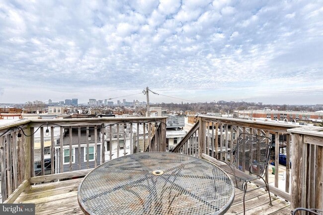 Building Photo - 626 S Curley St