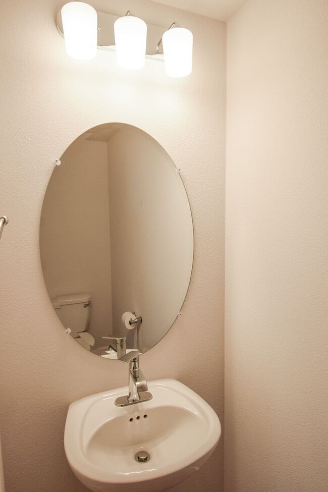 Building Photo - Beautiful 4 Bedroom 3.5 BA Home! Mother in Law Suite, Attached Garage & Top floor Bonus Room!