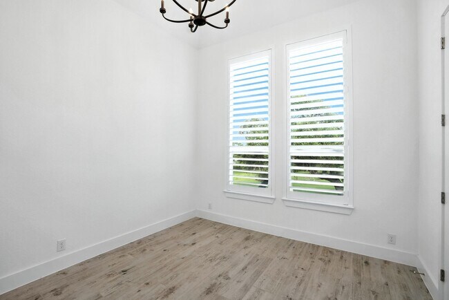 Building Photo - 220 Corazon