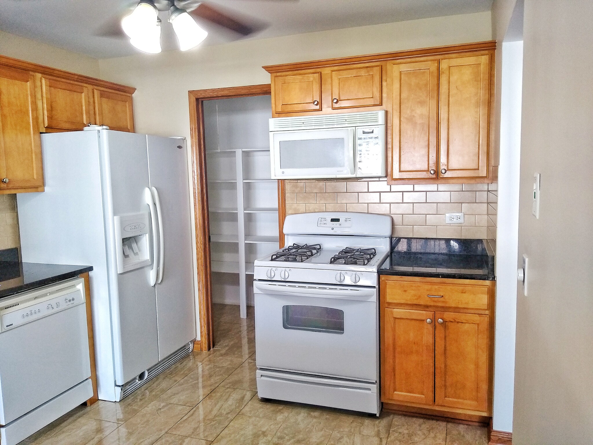 Building Photo - 220 Oak Knoll Ct