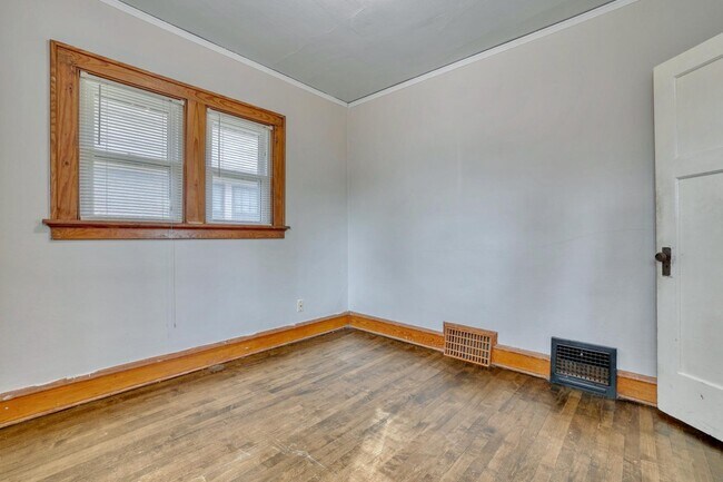 Building Photo - 5113 W Wisconsin Ave